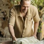 Man bäddar sängen i Pyjamas NICOLA nougat i 100% bomullsmuslin med kortärmad skjorta och shorts