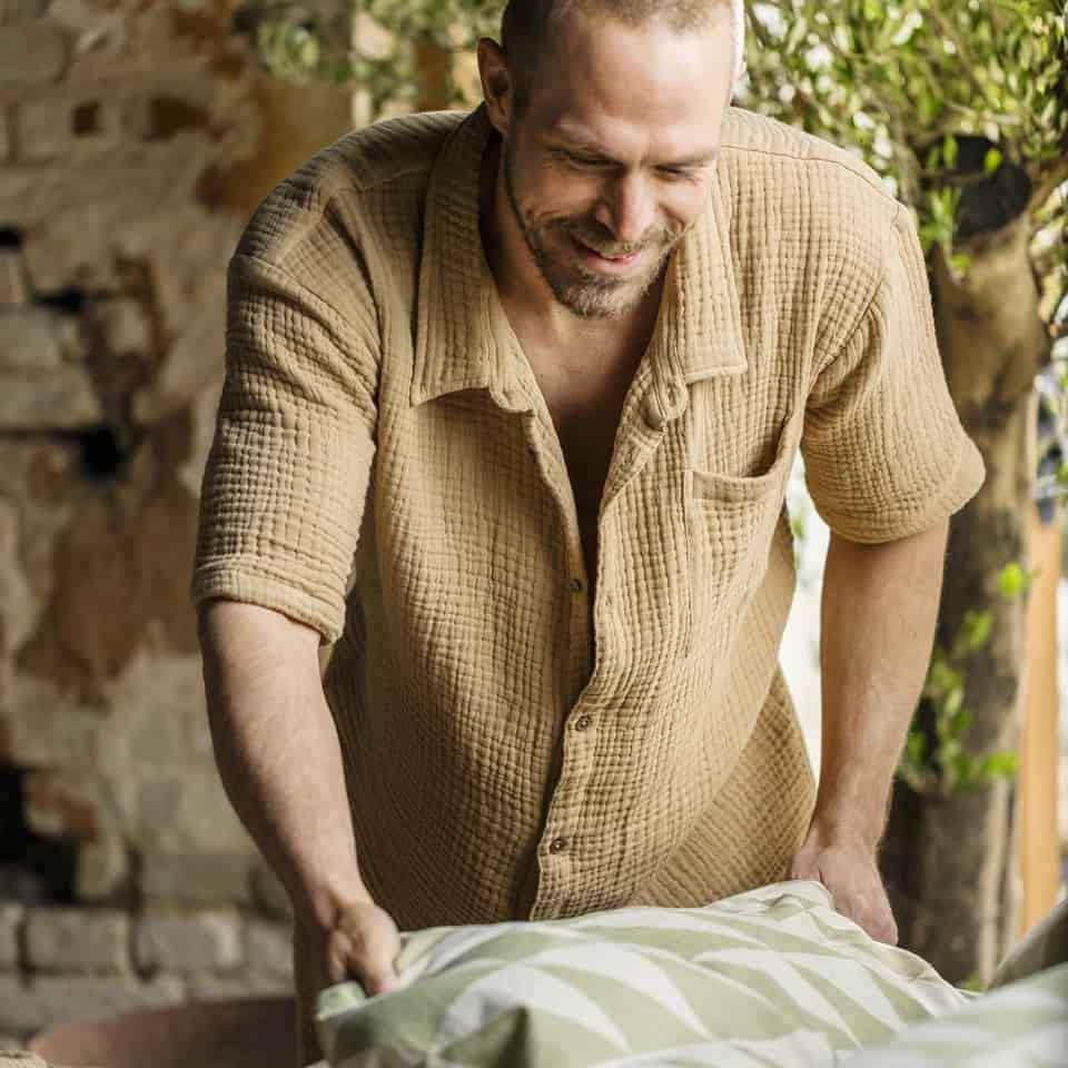 Man bäddar sängen i Pyjamas NICOLA nougat i 100% bomullsmuslin med kortärmad skjorta och shorts