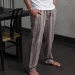 Pyjamasbyxor CHARLESTON HILL i brun randig bomullsflanell burna i hemmiljö