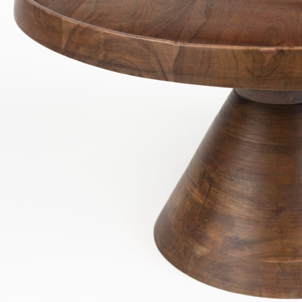 Detalj av soffbord 60 cm i valnöt med upphöjd kant och konformad fot i akaciaträ