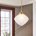 Taklampa Alfred i mässing och frostat ribbat glas i hall