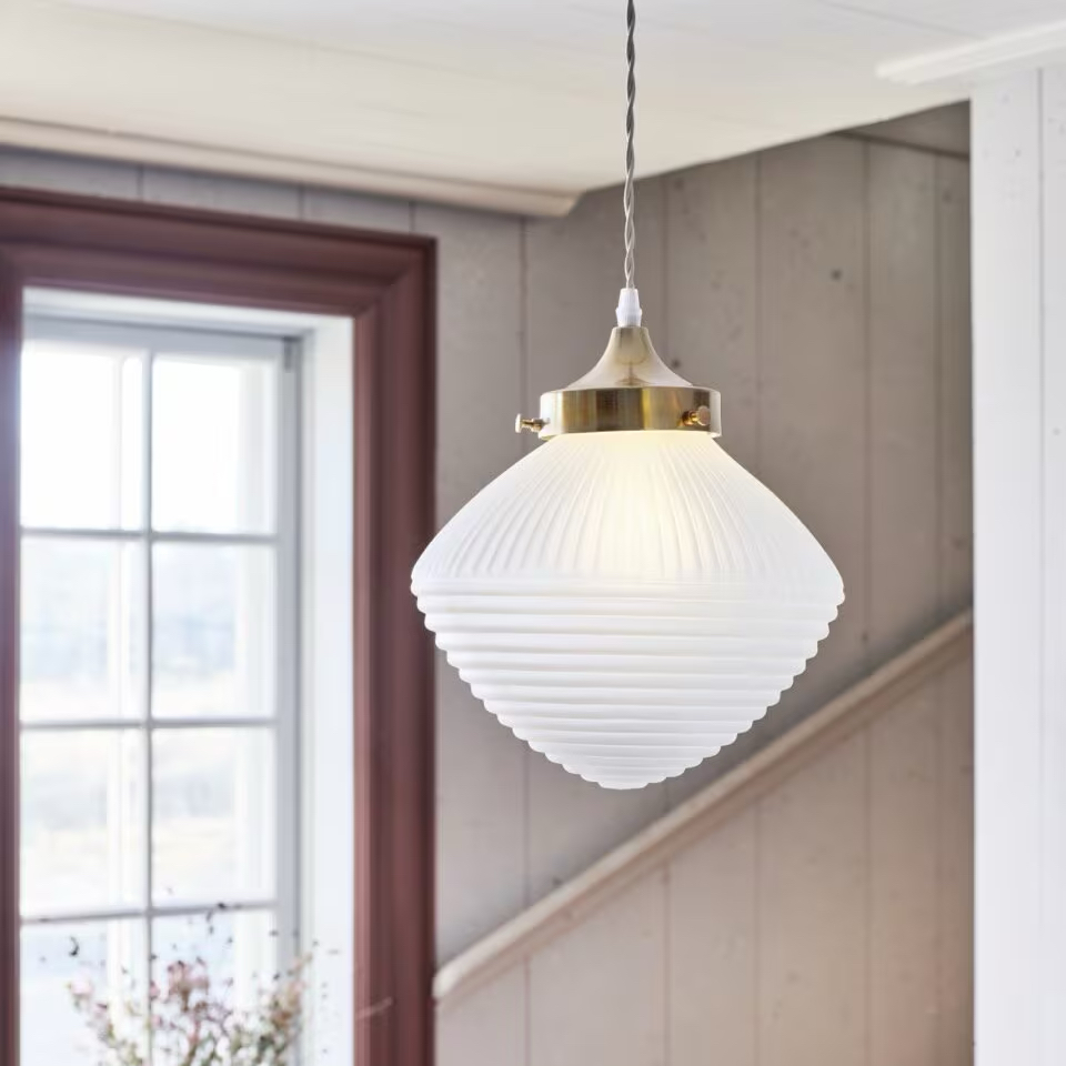 Taklampa Alfred i mässing med frostat glas i hallmiljö