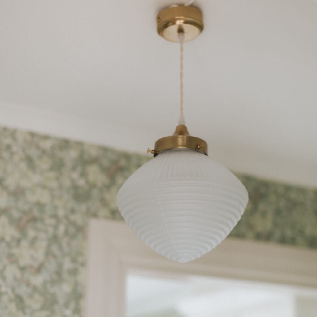 Taklampa Alfred i mässing med frostat glas hängande i hall