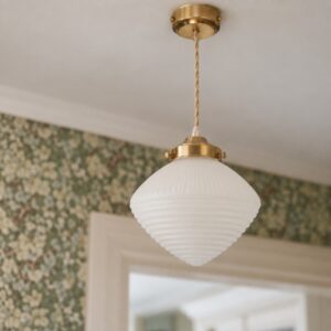 Taklampa Alfred i mässing med frostat ribbat glas och tvinnad sladd