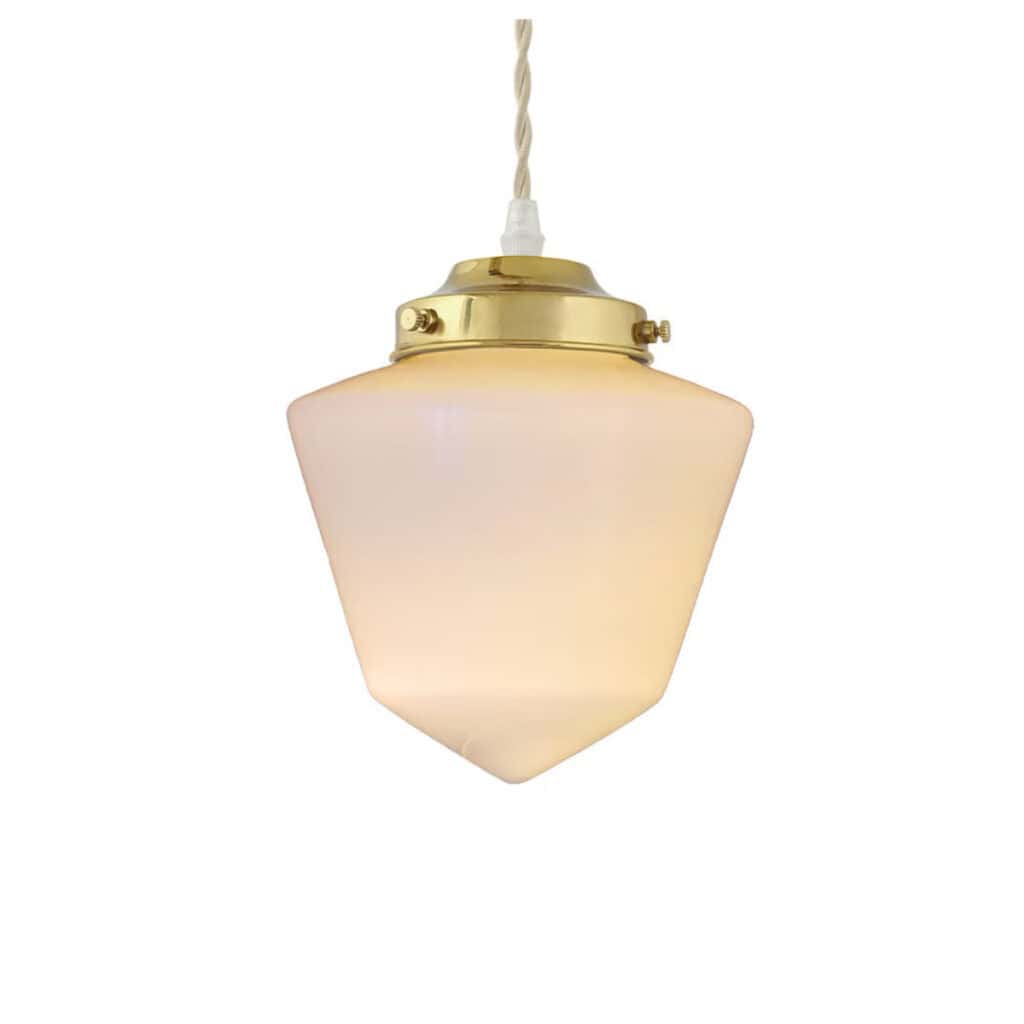 Taklampa Signe i mässing med droppformad kupa i opalglas, tänd