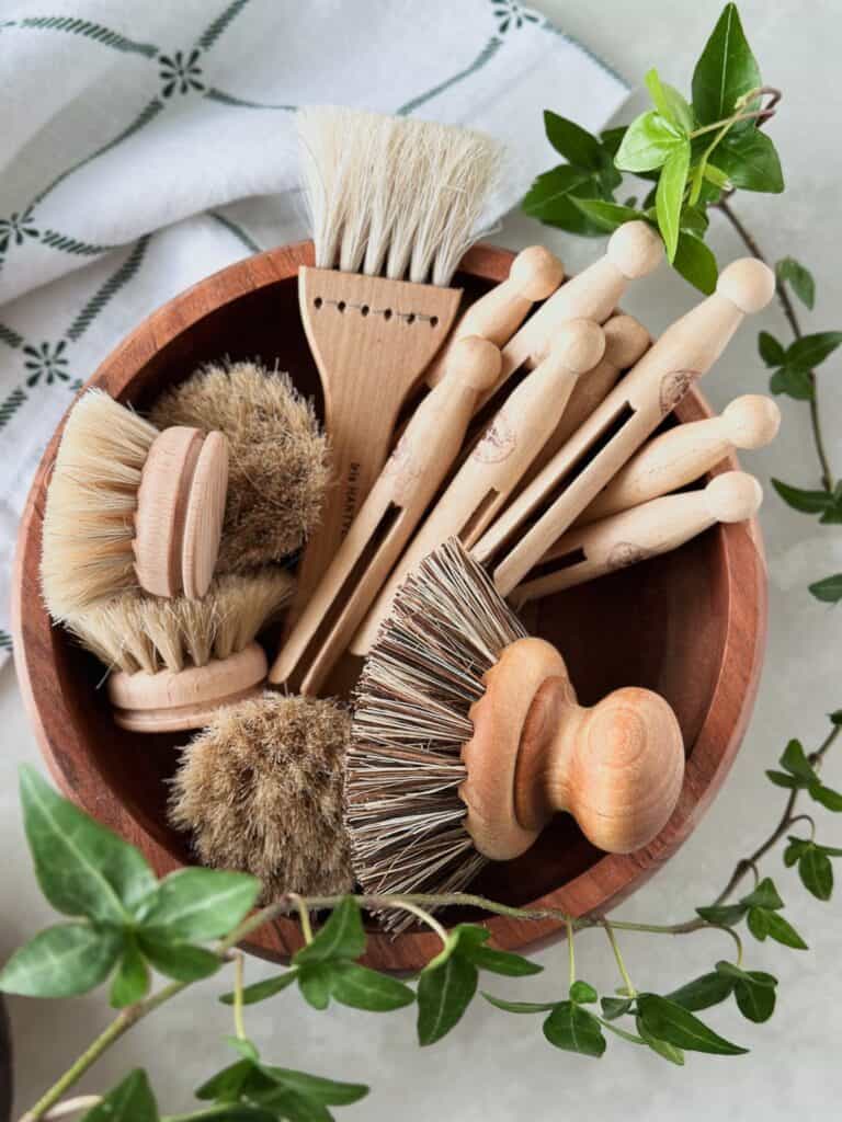 Diskborstar och skrubbredskap i naturmaterial för köksstädning