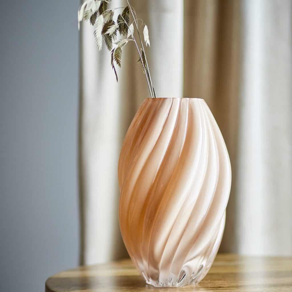 Kanji vas i glas i naturton från Bloomingville på sidobord