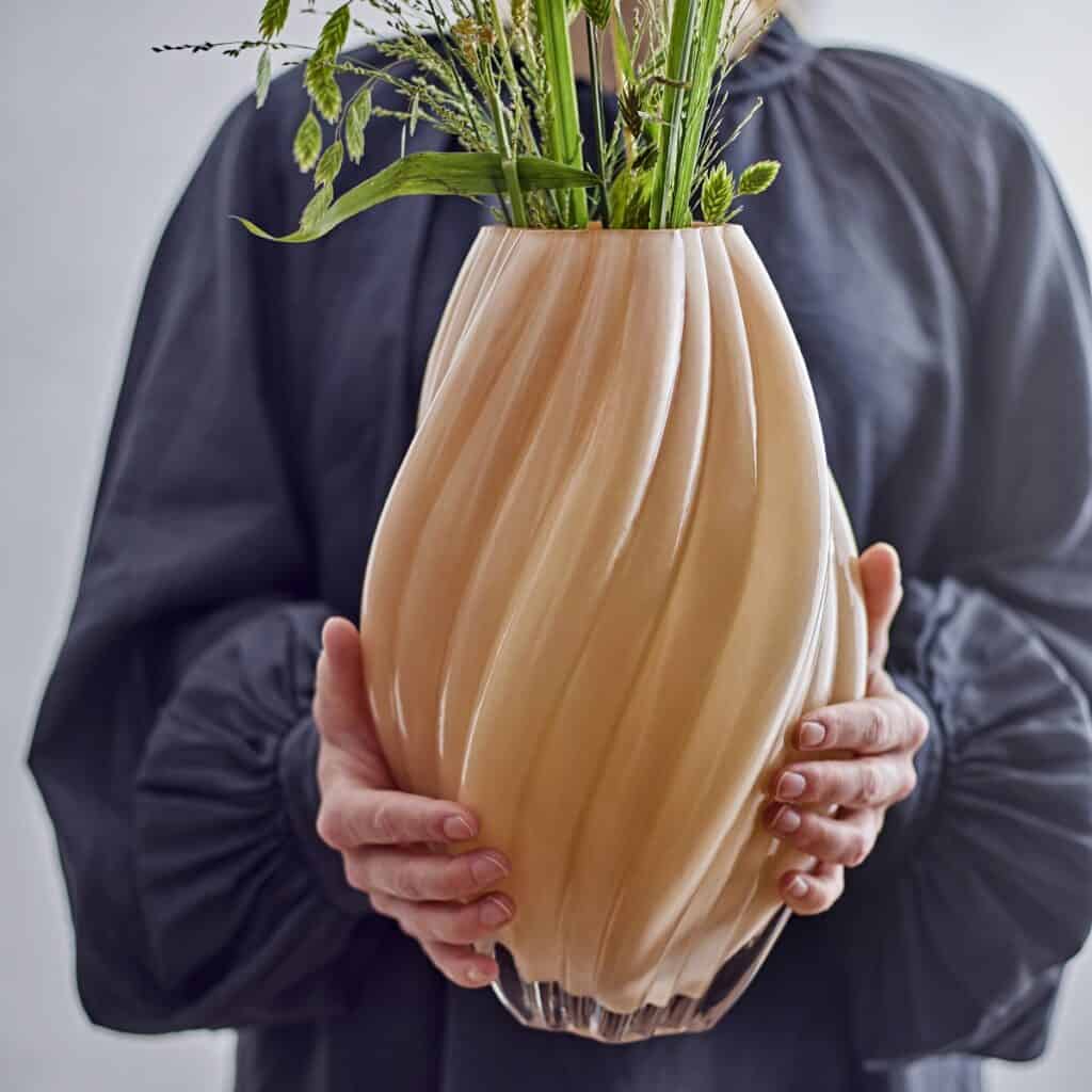 Kanji vas i glas i naturton från Bloomingville med gröna kvistar