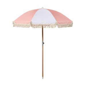 Randigt parasoll i vit och rosa med dekorativa fransar och trästång för trädgård eller uteplats