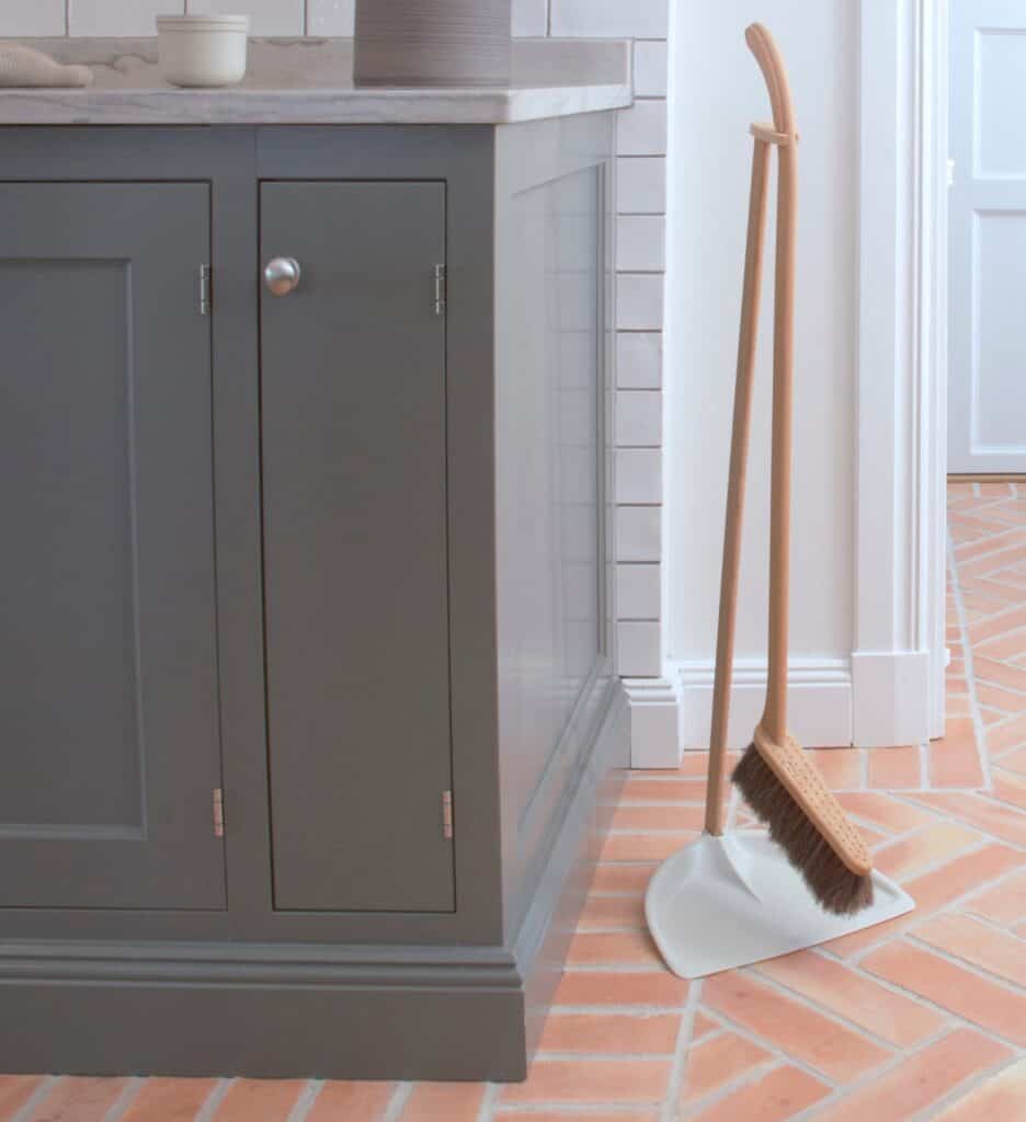 Sopset och borste för att sopa grus i hallen under vårstädning