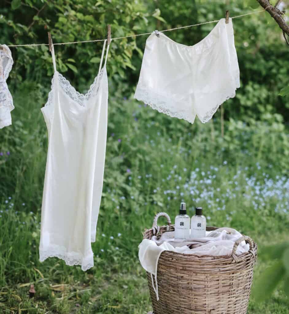 Tvätt som hänger ute för att torka under vårstädning