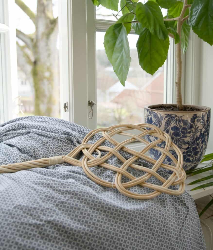 Vädra hemmet under vårstädning med öppet fönster och textilier