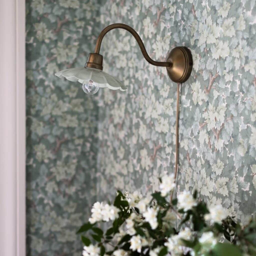 Vägglampa Gustav i mintgrön skärm och antik mässing monterad på vägg