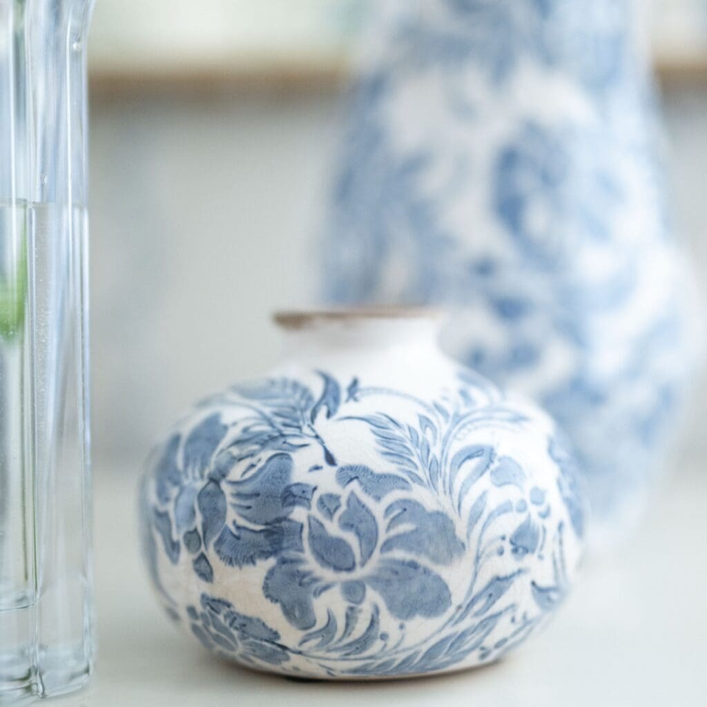 Blåvit vas Mirabelle i stengods med blommönster i ett dekorativt stilleben