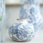 Blåvit vas Mirabelle i stengods med blommönster i ett dekorativt stilleben