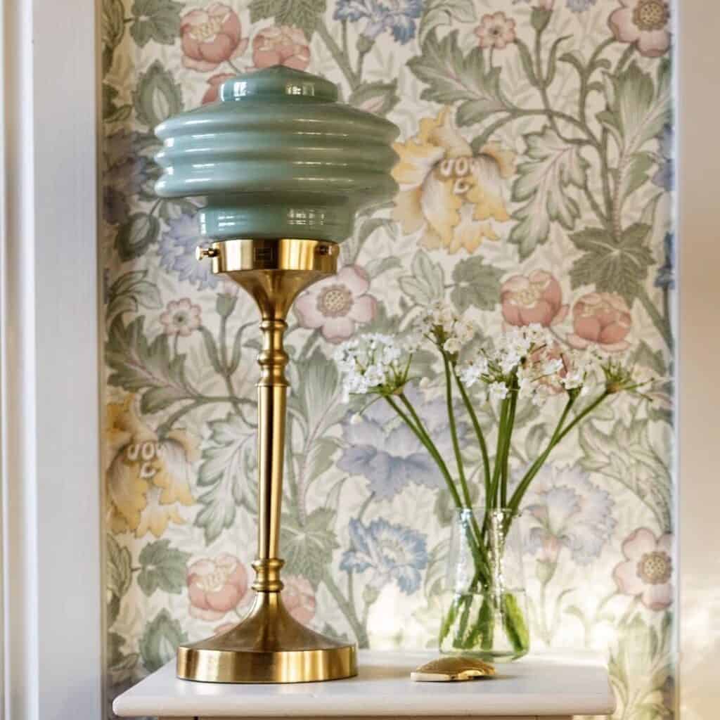 Bordslampa Valter med grön glaskupa och mässingsfot i klassisk inredning