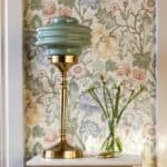 Bordslampa Valter med grön glaskupa och mässingsfot i klassisk inredning