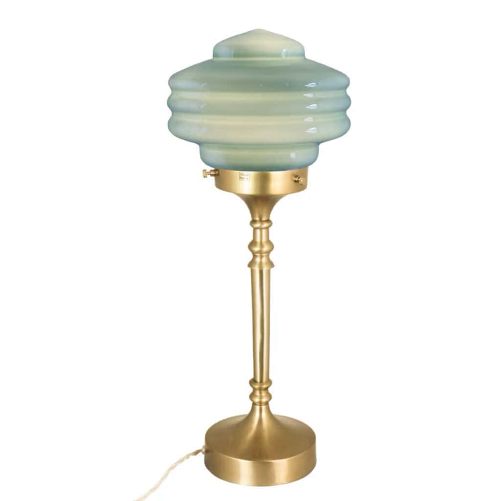 Grön bordslampa i opalglas med fot i mässing – modell Valter