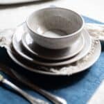 Bordstablett Deni i denim med dukning av tallrikar och skål