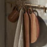 Kroklist i mässing i kök med skärbrädor och kökshandduk