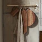 Vägghängd kroklist i mässing i kök med skärbrädor och kopp