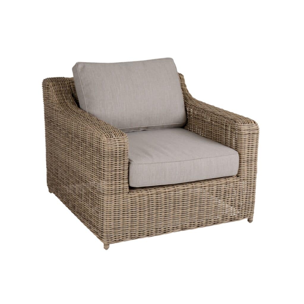 Loungfåtölj i konstrotting rustic beige med dynor – Glendon loungemöbel för uteplats