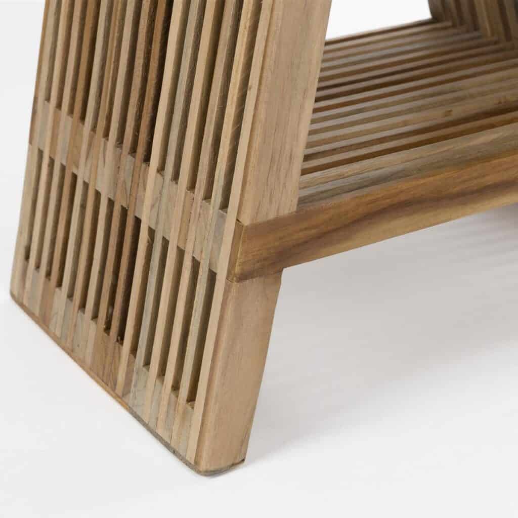 Detalj av pall i teak med ribbad hylla undertill