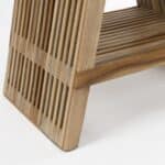 Detalj av pall i teak med ribbad hylla undertill
