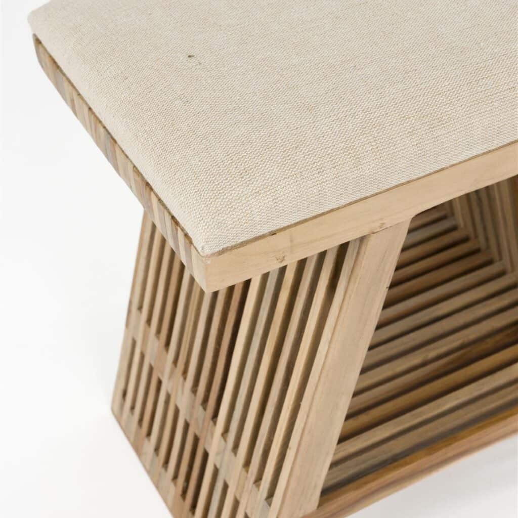 Detaljbild av pall i teak med tygsits i offwhite