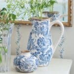 Blåvit vas Mirabelle i stengods med blommönster i ett dekorativt stilleben