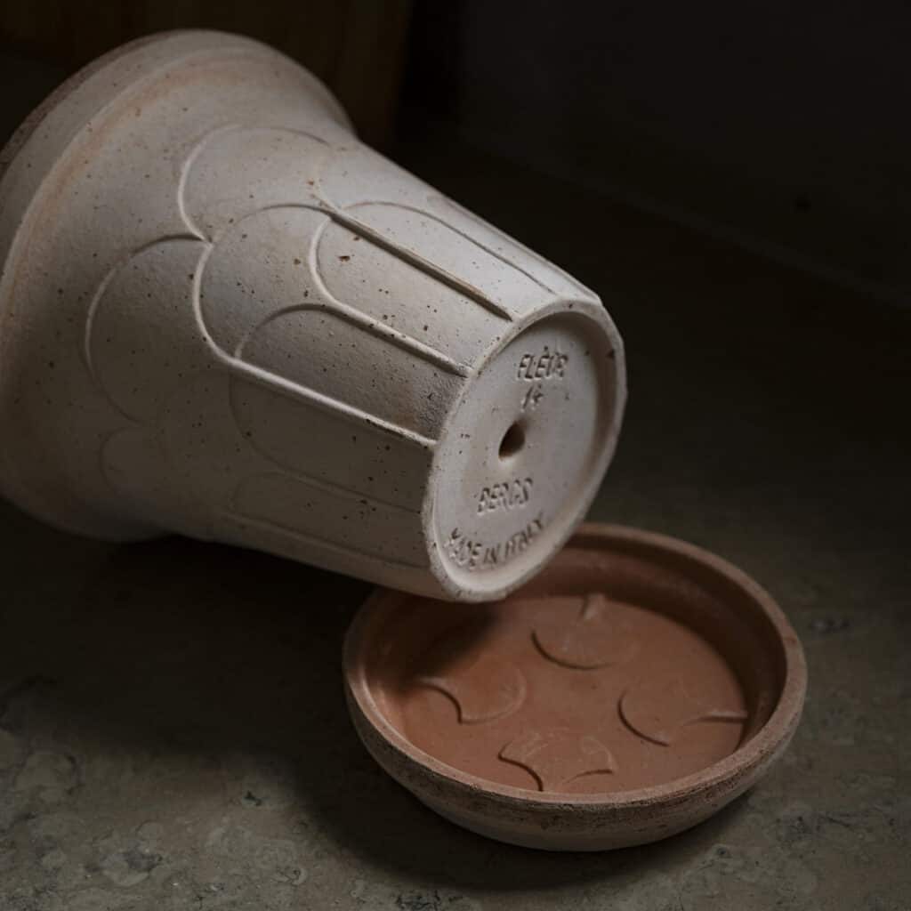 Bergs Potter Fleur kruka med fat i rosa terrakotta med dräneringshål