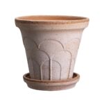 Bergs Potter Fleur kruka med fat i rosa terrakotta med dekorativ relief