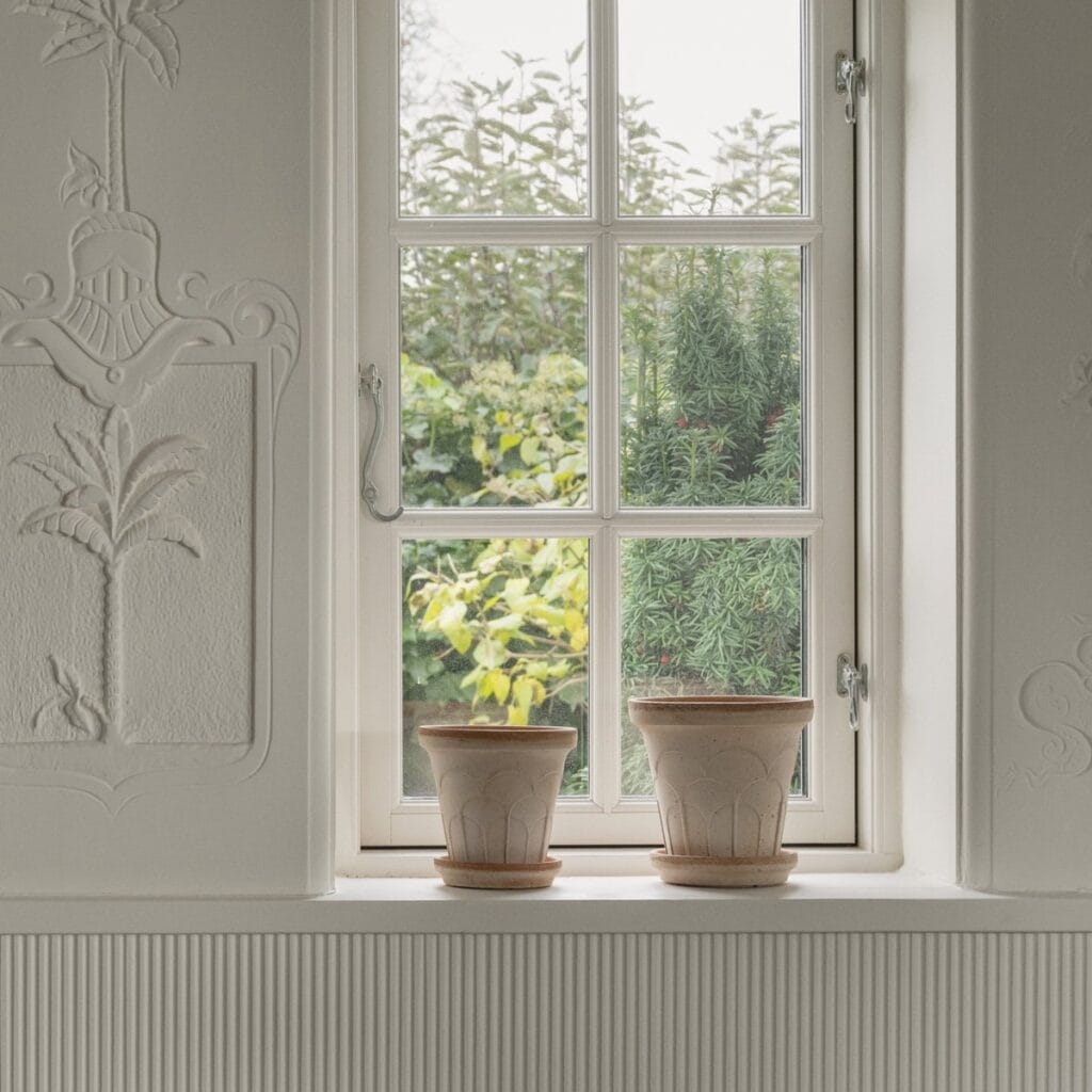 Bergs Potter Fleur krukor med fat i rosa terrakotta på fönsterbänk