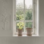 Bergs Potter Fleur krukor med fat i rosa terrakotta på fönsterbänk