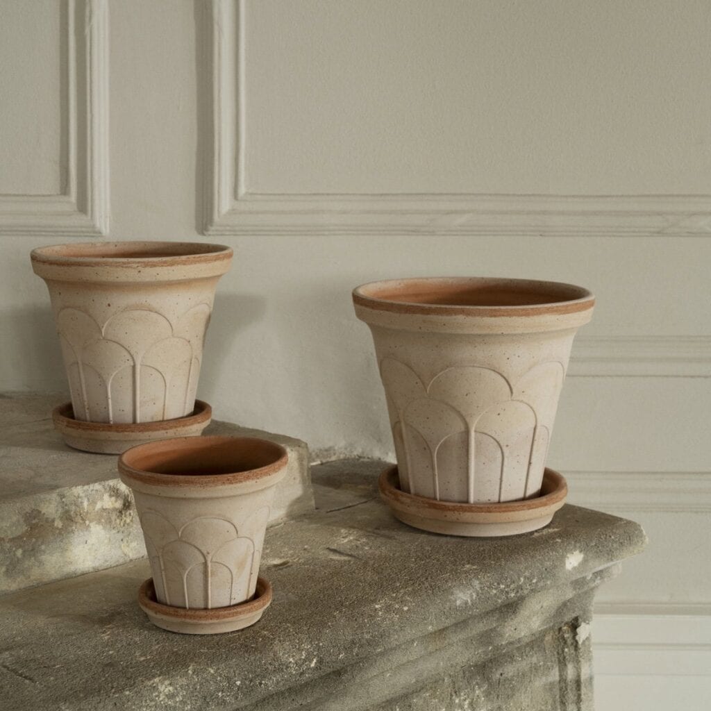 Bergs Potter Fleur krukor med fat i rosa terrakotta på stenhylla