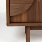Detalj av Groove skänk i valnöt med rundad front