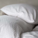 Närbild på vit bomull med diskret struktur på påslakanset SMILLA