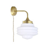 Vägglampa Valter i mässing med vit formad kupa av opalglas och beige textilsladd