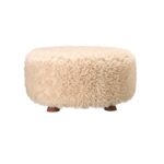 Rund sittpuff Leane i beige fluffig teddy från Wikholm Form med små bruna ben, 50 cm i diameter.