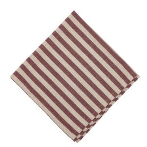 Randig tygservett Svea från Fondaco i vinrött och beige, 45x45 cm, tillverkad av återvunnen bomull och polyester.
